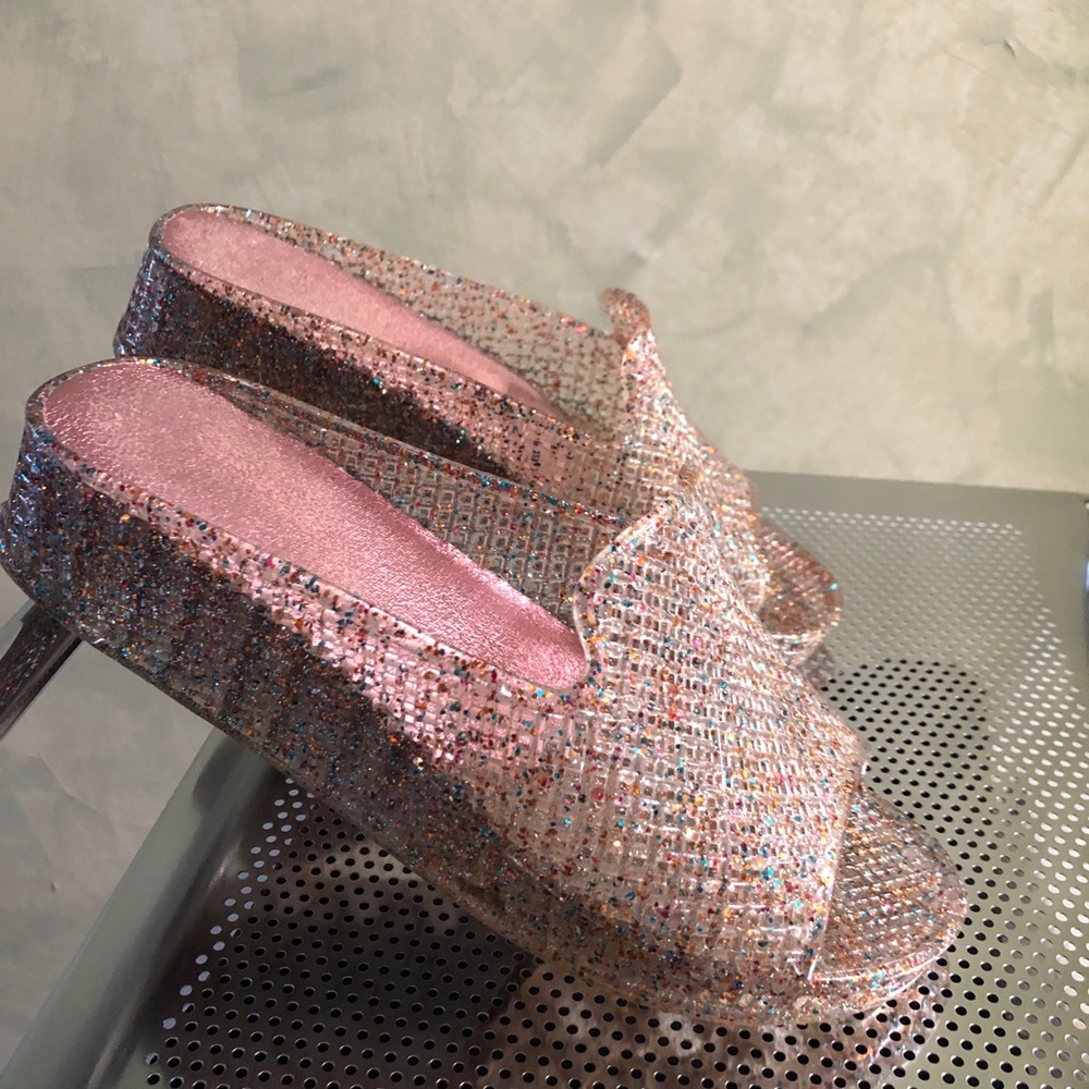 Plastic sandals pink